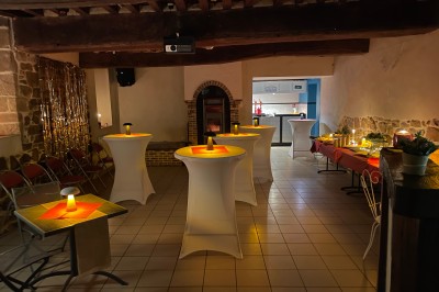 Deux grands arbres bordent une pelouse verdoyante sous un ciel partiellement nuageux.