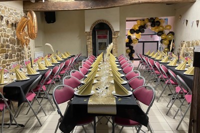 Deux grands arbres bordent une pelouse verdoyante sous un ciel partiellement nuageux.