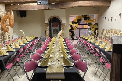 Deux grands arbres bordent une pelouse verdoyante sous un ciel partiellement nuageux.