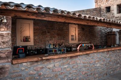 Structure en bois éclairée la nuit, avec des sphères lumineuses blanches posées sur un sol en pierre.