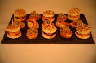 Plateau de bouchées apéritives variées comprenant samoussas, brochettes de légumes et crevettes sur toasts.