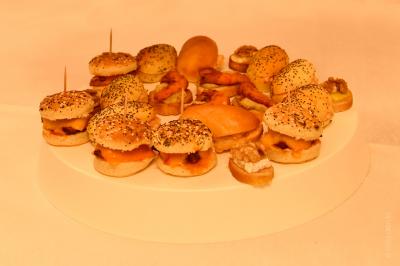 Plateau de bouchées apéritives variées comprenant samoussas, brochettes de légumes et crevettes sur toasts.