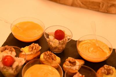 Plateau de bouchées apéritives variées comprenant samoussas, brochettes de légumes et crevettes sur toasts.