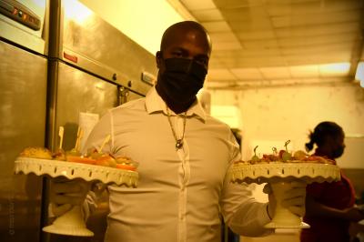 Plateau de bouchées apéritives variées comprenant samoussas, brochettes de légumes et crevettes sur toasts.