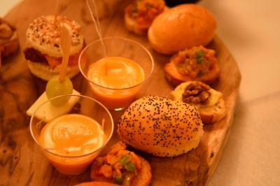 Plateau de bouchées apéritives variées comprenant samoussas, brochettes de légumes et crevettes sur toasts.