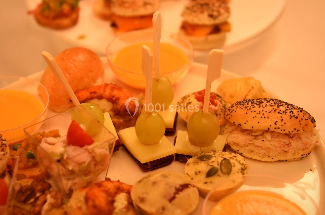 Plateaux de bouchées apéritives variées comprenant mini-burgers, verrines, brochettes et pâtisseries salées.