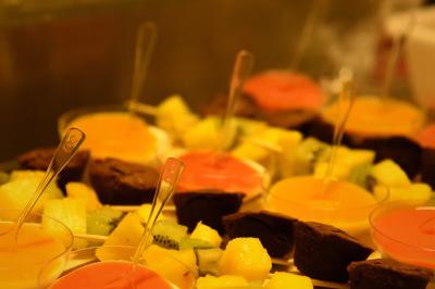 Plateau de bouchées apéritives variées comprenant samoussas, brochettes de légumes et crevettes sur toasts.