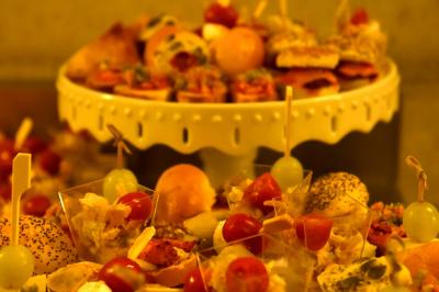 Plateau de bouchées apéritives variées comprenant samoussas, brochettes de légumes et crevettes sur toasts.