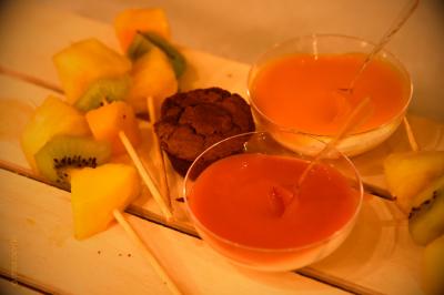 Plateau de bouchées apéritives variées comprenant samoussas, brochettes de légumes et crevettes sur toasts.