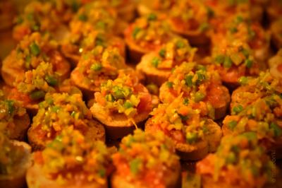 Plateau de bouchées apéritives variées comprenant samoussas, brochettes de légumes et crevettes sur toasts.