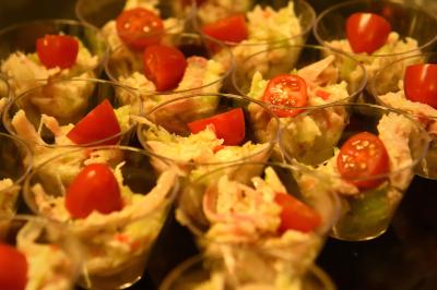 Plateau de bouchées apéritives variées comprenant samoussas, brochettes de légumes et crevettes sur toasts.