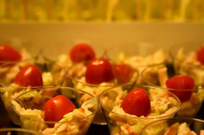 Plateau de bouchées apéritives variées comprenant samoussas, brochettes de légumes et crevettes sur toasts.