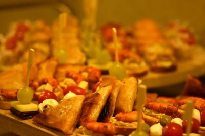 Plateau de bouchées apéritives variées comprenant samoussas, brochettes de légumes et crevettes sur toasts.