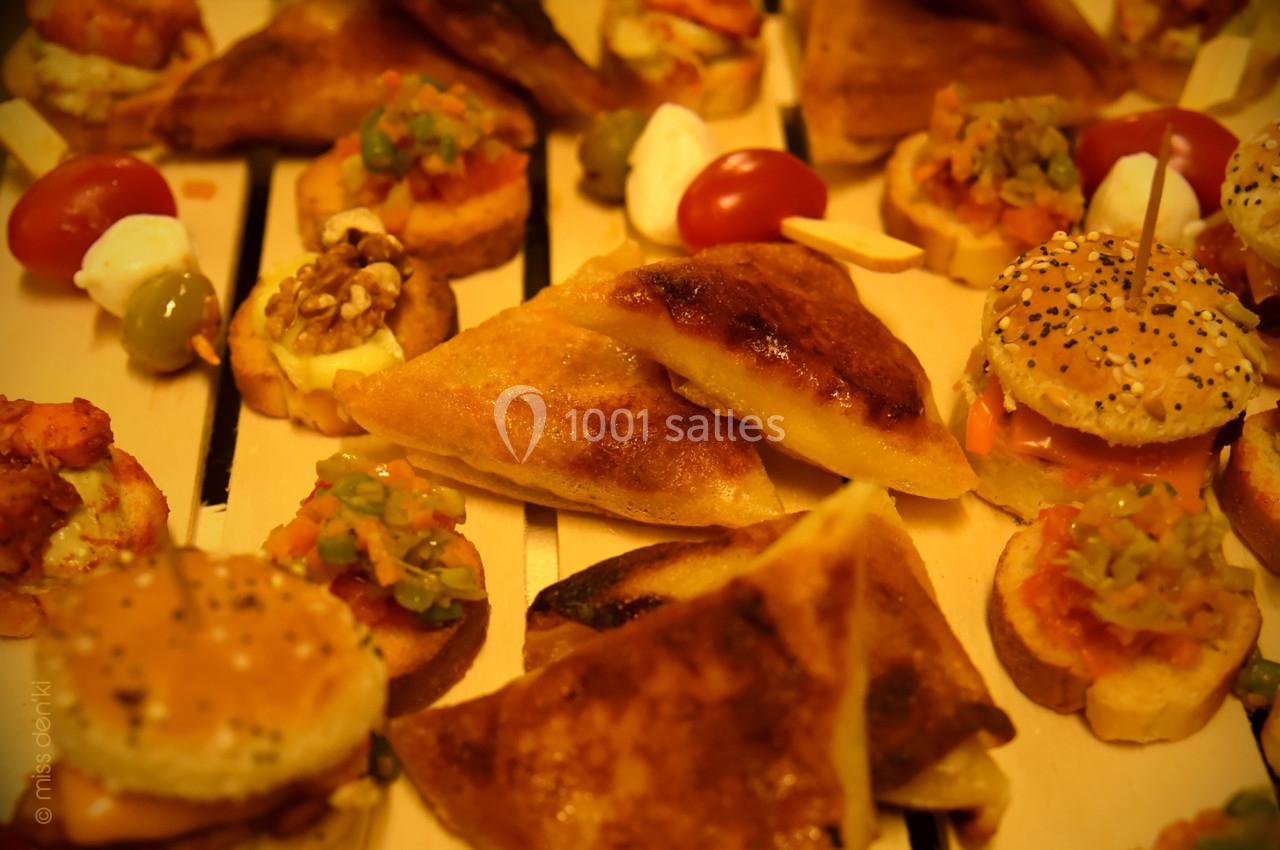 Assortiment de bouchées apéritives variées, incluant mini-burgers, feuilletés et canapés garnis.