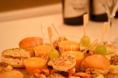 Plateau de bouchées apéritives variées comprenant samoussas, brochettes de légumes et crevettes sur toasts.