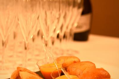 Plateau de bouchées apéritives variées comprenant samoussas, brochettes de légumes et crevettes sur toasts.