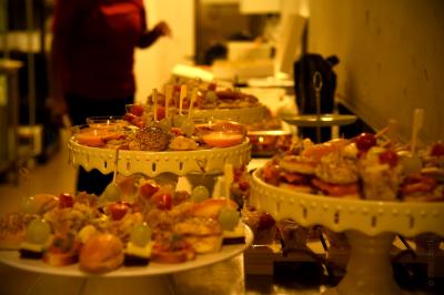 Plateau de bouchées apéritives variées comprenant samoussas, brochettes de légumes et crevettes sur toasts.
