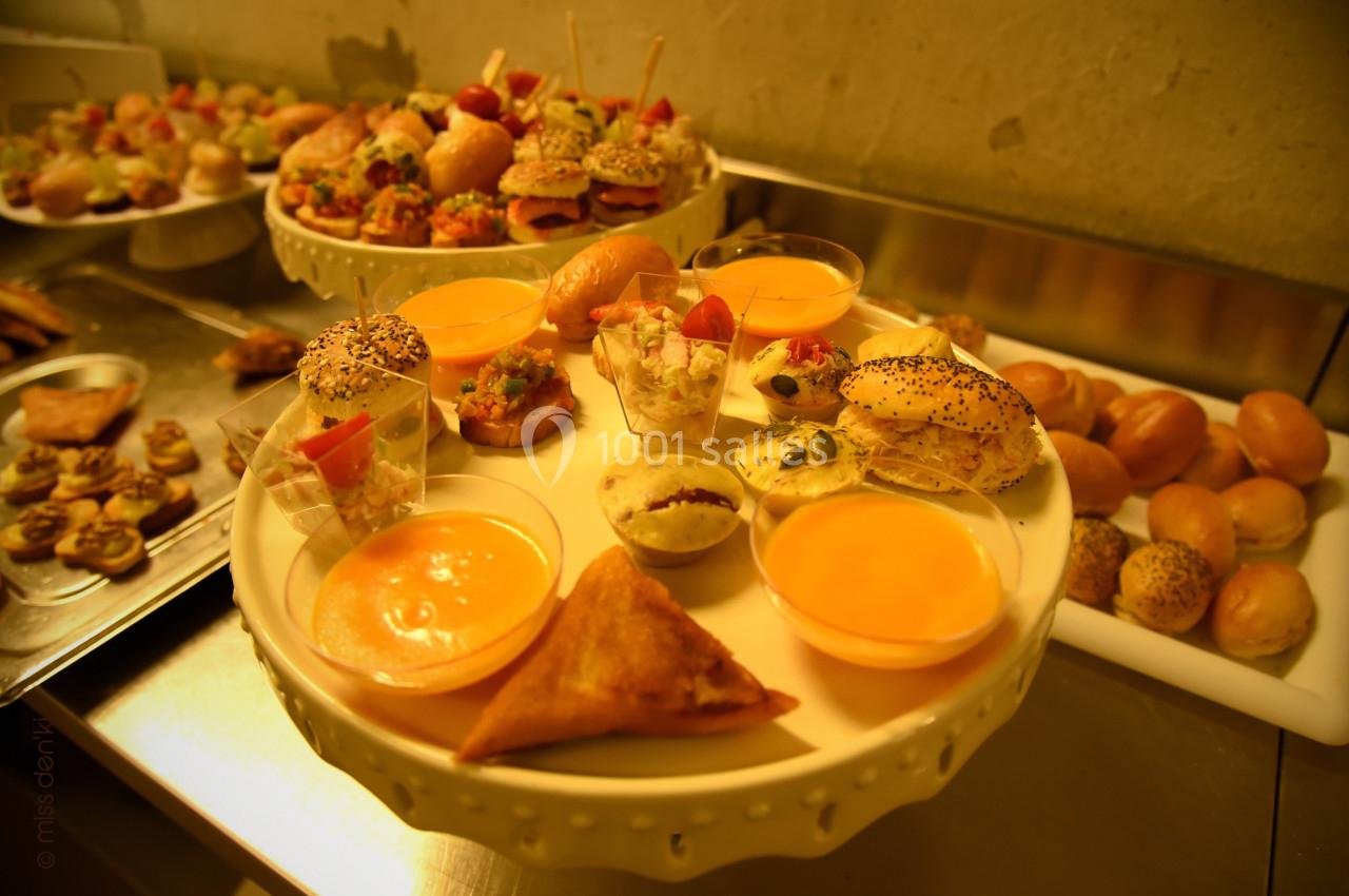 Plateau de bouchées apéritives variées, incluant verrines, mini-sandwichs, feuilletés et sauces, présenté sur une table.