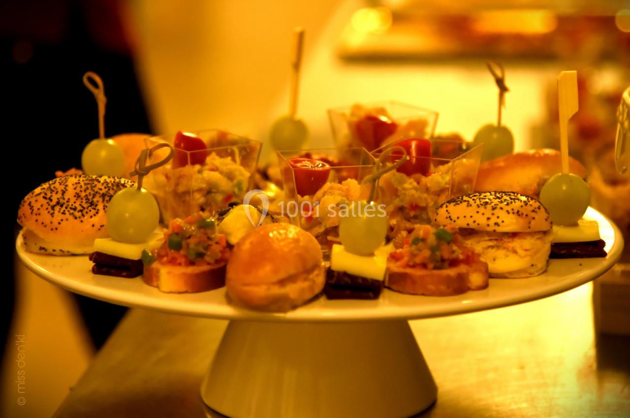 Plateau de bouchées apéritives variées comprenant mini-sandwichs, verrines, brochettes et autres amuse-bouches.