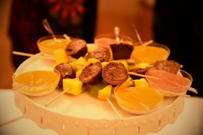 Plateau de bouchées apéritives variées comprenant samoussas, brochettes de légumes et crevettes sur toasts.