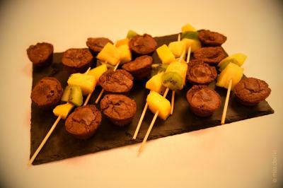 Plateau de bouchées apéritives variées comprenant samoussas, brochettes de légumes et crevettes sur toasts.