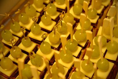 Plateau de bouchées apéritives variées comprenant samoussas, brochettes de légumes et crevettes sur toasts.