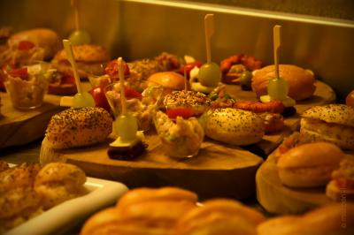 Plateau de bouchées apéritives variées comprenant samoussas, brochettes de légumes et crevettes sur toasts.