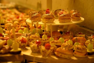 Plateau de bouchées apéritives variées comprenant samoussas, brochettes de légumes et crevettes sur toasts.
