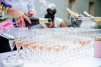 Rangées de tonneaux en bois alignés dans une cave voûtée avec éclairage tamisé.