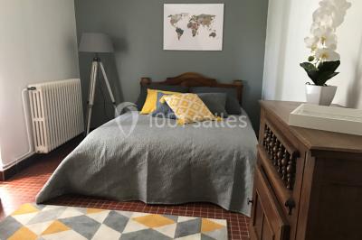 Rangées de tonneaux en bois alignés dans une cave voûtée avec éclairage tamisé.