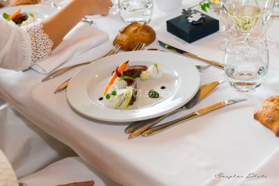 Rangées de tonneaux en bois alignés dans une cave voûtée avec éclairage tamisé.