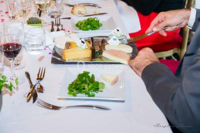 Rangées de tonneaux en bois alignés dans une cave voûtée avec éclairage tamisé.