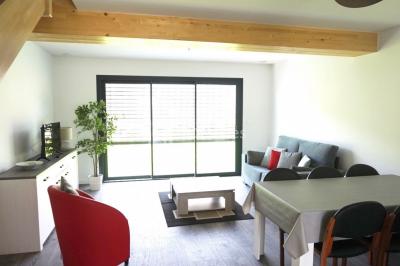 Rangées de tonneaux en bois alignés dans une cave voûtée avec éclairage tamisé.