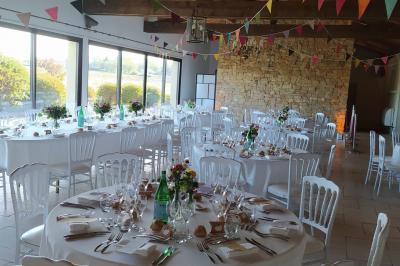 Rangées de tonneaux en bois alignés dans une cave voûtée avec éclairage tamisé.