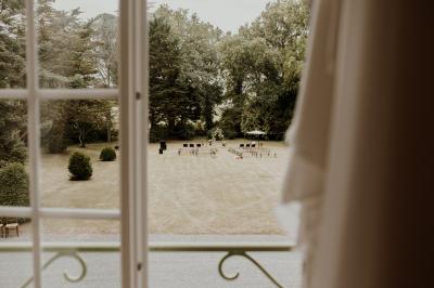 Rangées de tonneaux en bois alignés dans une cave voûtée avec éclairage tamisé.