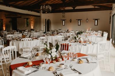 Rangées de tonneaux en bois alignés dans une cave voûtée avec éclairage tamisé.