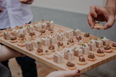 Rangées de tonneaux en bois alignés dans une cave voûtée avec éclairage tamisé.
