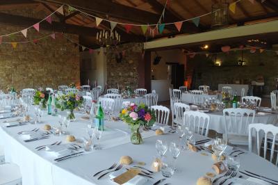 Rangées de tonneaux en bois alignés dans une cave voûtée avec éclairage tamisé.