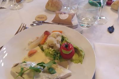 Rangées de tonneaux en bois alignés dans une cave voûtée avec éclairage tamisé.