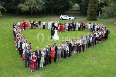 Rangées de tonneaux en bois alignés dans une cave voûtée avec éclairage tamisé.