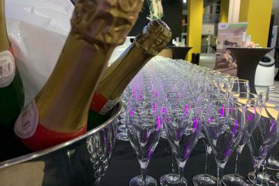 Espace intérieur avec tables hautes noires, distributeur automatique et éclairage tamisé dans un cadre moderne.