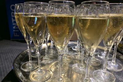 Plateau de verres remplis de champagne pétillant, disposés pour un événement ou une réception.