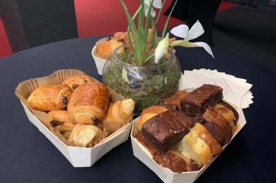 Plateau de verres remplis de champagne pétillant, disposés pour un événement ou une réception.