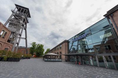 Miniature Location salle Maasmechelen (Limbourg) - Pathé Genk #9 Façade vitrée d'un bâtiment industriel rénové avec une ancienne structure minière visible en arrière-plan.