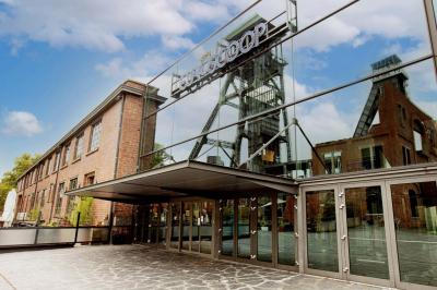 Miniature Location salle Maasmechelen (Limbourg) - Pathé Genk #17 Façade vitrée d'un bâtiment industriel rénové avec une ancienne structure minière visible en arrière-plan.