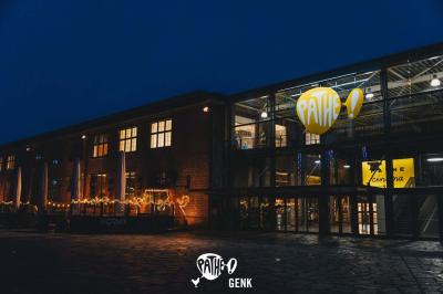 Miniature Location salle Maasmechelen (Limbourg) - Pathé Genk #1 Façade vitrée d'un bâtiment industriel rénové avec une ancienne structure minière visible en arrière-plan.