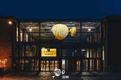 Miniature Location salle Maasmechelen (Limbourg) - Pathé Genk #7 Façade vitrée d'un bâtiment industriel rénové avec une ancienne structure minière visible en arrière-plan.