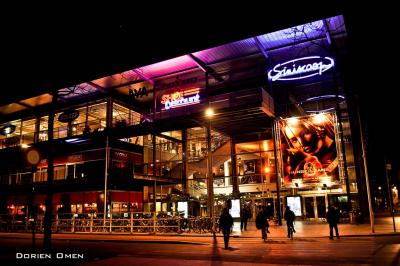 Miniature Location salle Sint-Niklaas (Flandre orientale) - Pathé Sint Niklaas #1 Hall d'entrée d'un cinéma avec bornes automatiques, panneaux d'information et guichets visibles au fond.