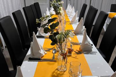 Lit double avec draps blancs, couverture bleue et coussins décoratifs, encadré par deux lampes murales allumées.