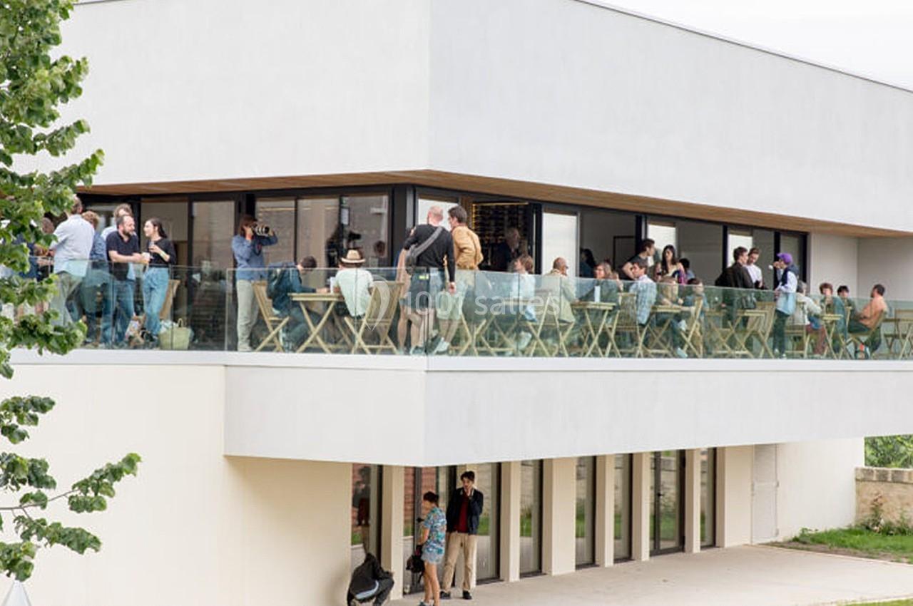 Restaurant au 1er étage et salle de réunion au RDC